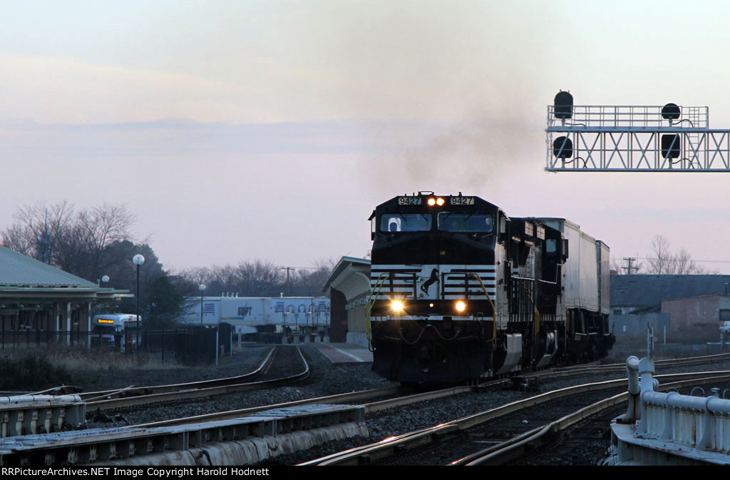 NS 9427 leads train 218 towards Elm